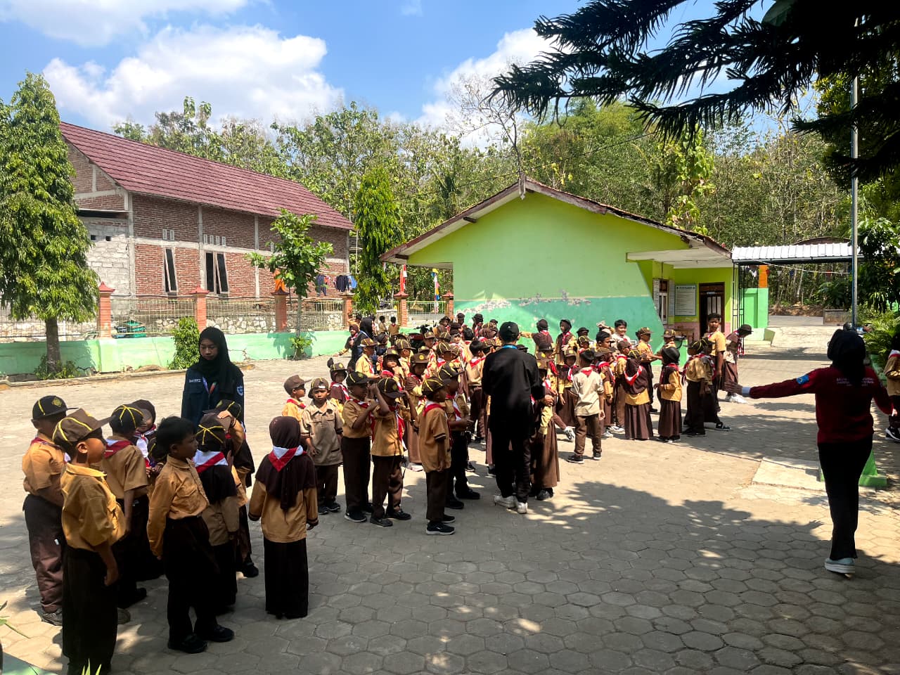Semarakkan Kegiatan Kepramukaan, Mahasiswa BSI Explore 2026 Dampingi Siswa SD Negeri 2 Gunung Gajah